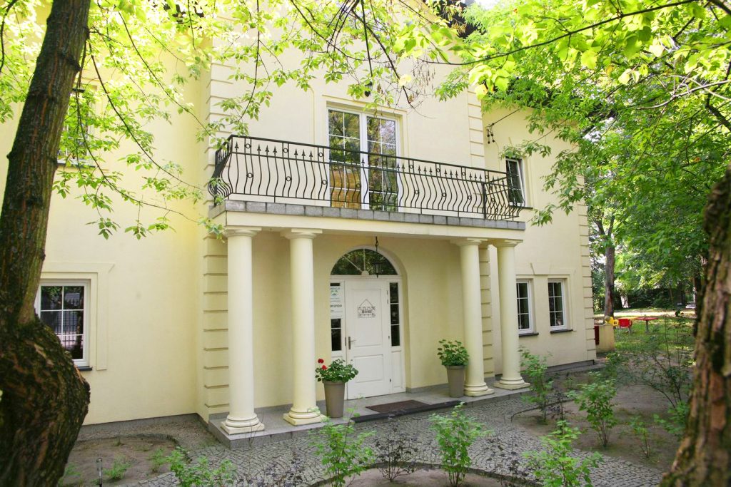 Dom opieki dla Seniora ECODOS w Konstancinie - wejście główne